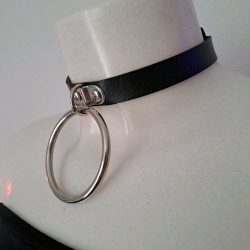 Choker leather with large metal ring like new