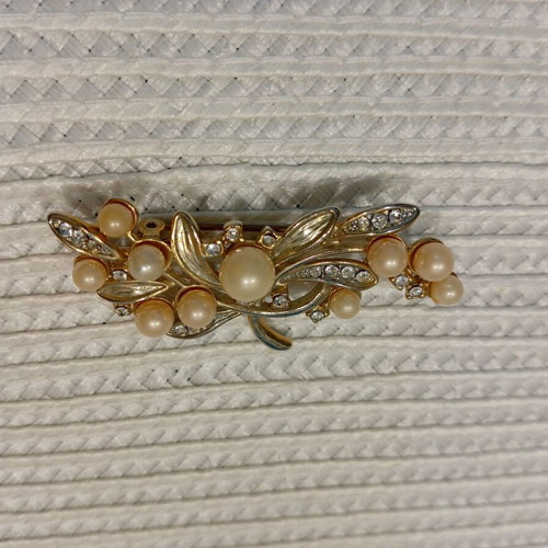 Classic Style Brooch like new with gold metal, cream pearls, crystals