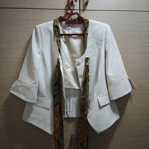 Elegant Vagias Collection suit like new with floral details