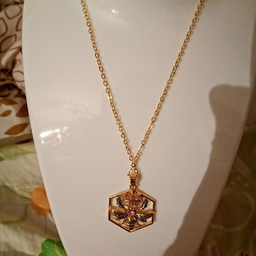 Royal Bee Necklace new, gold plated with pink stone