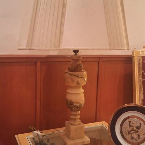 Vintage table lamp like new with alabaster or onyx base