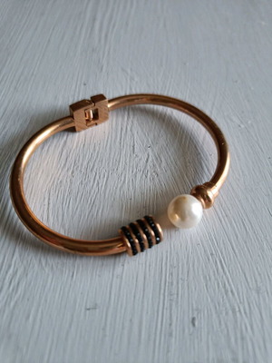 Rose gold bracelet like new with black and white pearl detail