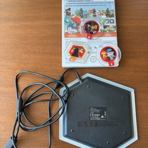 Disney Infinity 1.0 Nintendo Wii game like new with 3 power discs