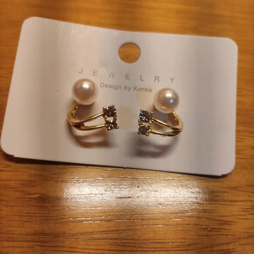 Fo earrings new with pearl and rhinestones