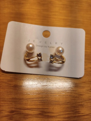 Fo earrings new with pearl and rhinestones