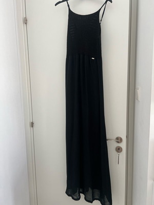 Maxi μαύρο φόρεμα Guess μεταχειρισμένο, μέγεθος S