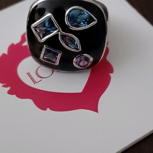 Loisir silver ring in excellent condition with black enamel and blue zircon