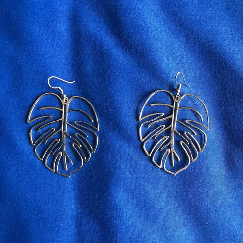 Exotic leaf-shaped silver metal earrings, 5.5x4.5cm