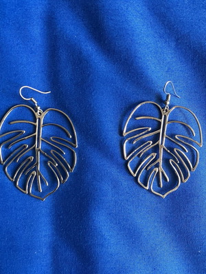 Exotic leaf-shaped silver metal earrings, 5.5x4.5cm