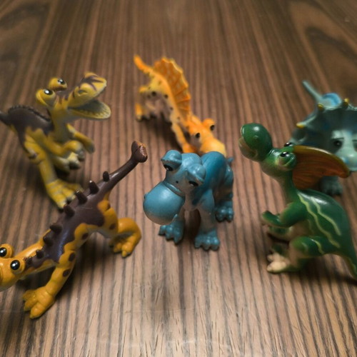 Plastic dinosaur figures set of 6 like new