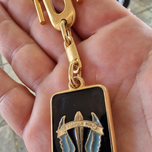 Greek Special Forces Commando keychain with motto 'O Tolmon Nika'