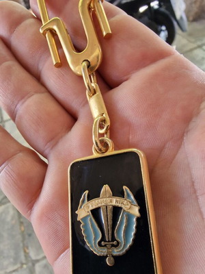 Greek Special Forces Commando keychain with motto 'O Tolmon Nika'