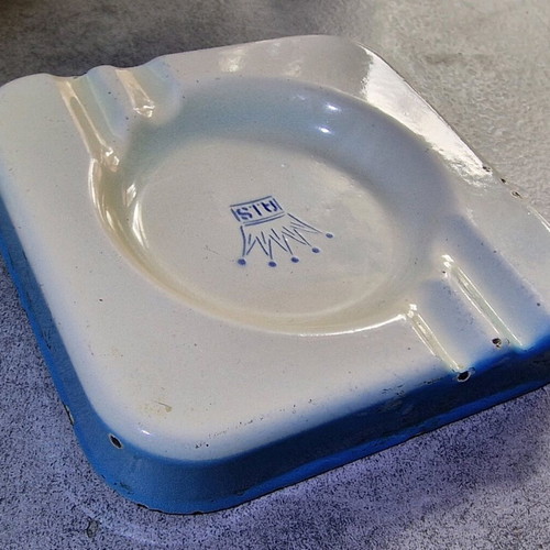 Enameled ashtray used, old and beautiful, size 12x12