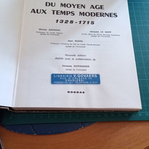 Du Moyen Age aux Temps Modernes book like new, French history