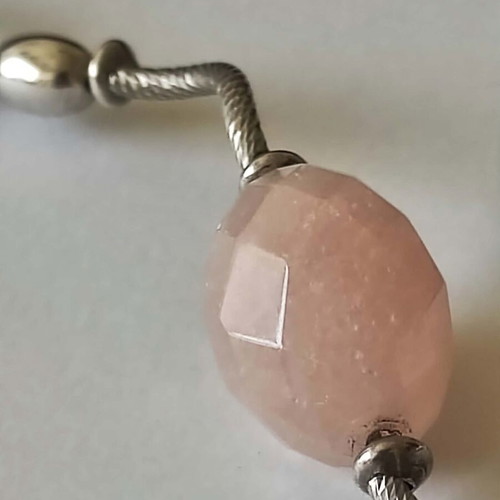 Necklace with pink quartz stones and silver elements