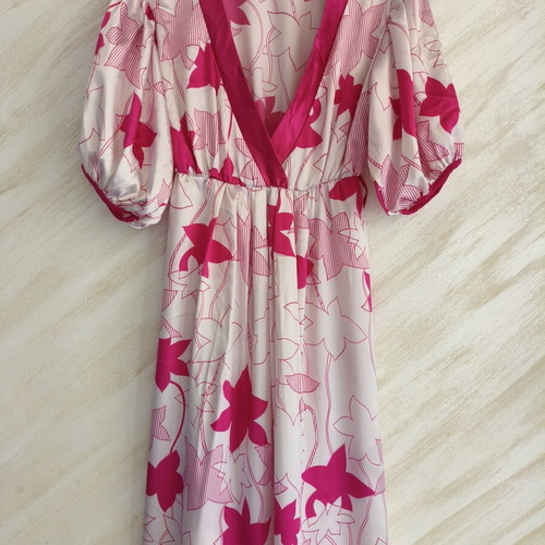 Satin midi dress with puff sleeves and floral pattern made in Italy like new, pink