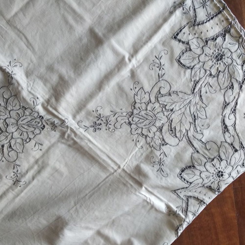 Round tablecloth handmade embroidered from Madeira with 6 napkins