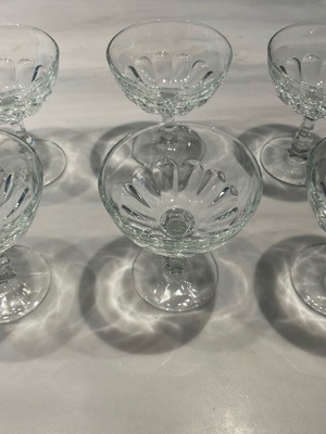 Set of 6 champagne glasses stemmed glass like new with design