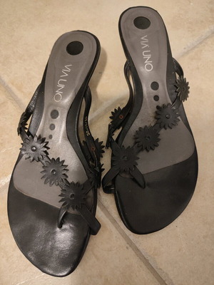 Via Uno black sandals like new with low heel size 37