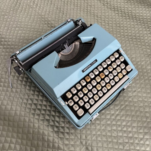 Imperial 200 Portable Typewriter used with case