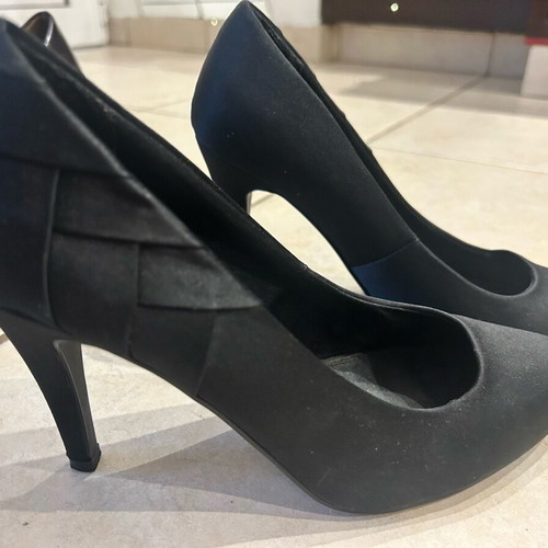 Women's pumps used, various sizes and colors