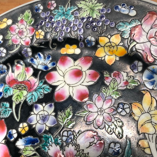 Set of 2 vintage Chinese porcelain decorative plates like new