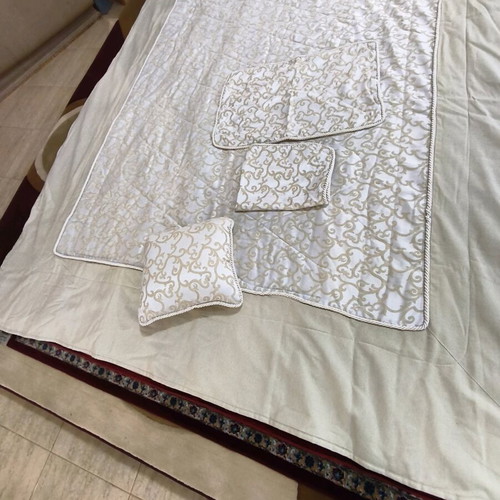 Jacquard quilt Italy new with 2 pillowcases and decorative item