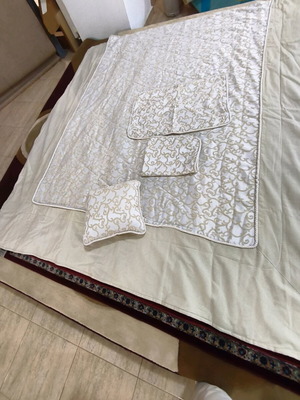 Jacquard quilt Italy new with 2 pillowcases and decorative item