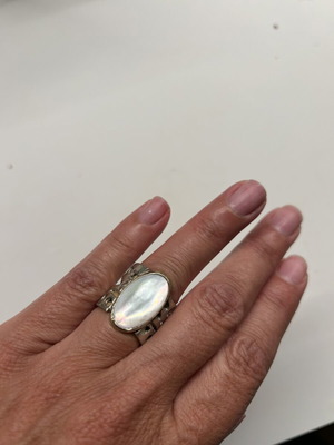 Silver ring with mother of pearl stone like new, vintage designer