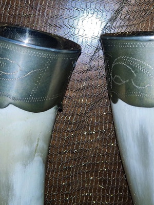 Двойка декоративни рогови чаши употребявани, ръчно изработени, автентичен рог