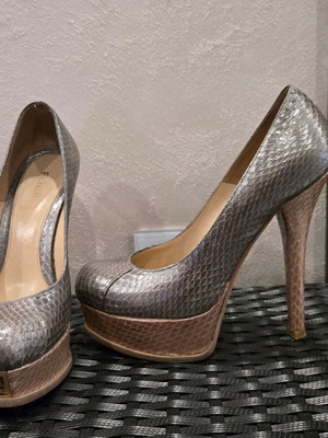 Fendi python leather heels size 37 like new, gray