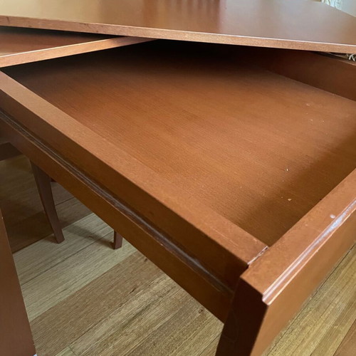 Extendable dining table made of solid wood, like new, cherry color