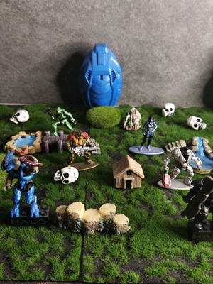 Halo Mini Figures Diorama Like New with Detailed Fantasy Scene