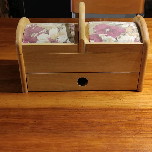 Vintage sewing kit case like new, wooden