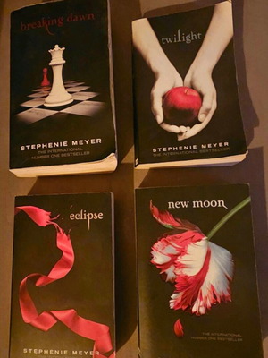 Βιβλία Stephenie Meyers σαν καινούργια, σετ 4 στα αγγλικά