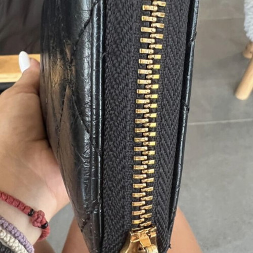 Axel wallet like new, large with 3D logo black and gold