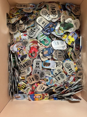 Tazos used, box of 300 with Ronaldo, Messi, Neymar and others