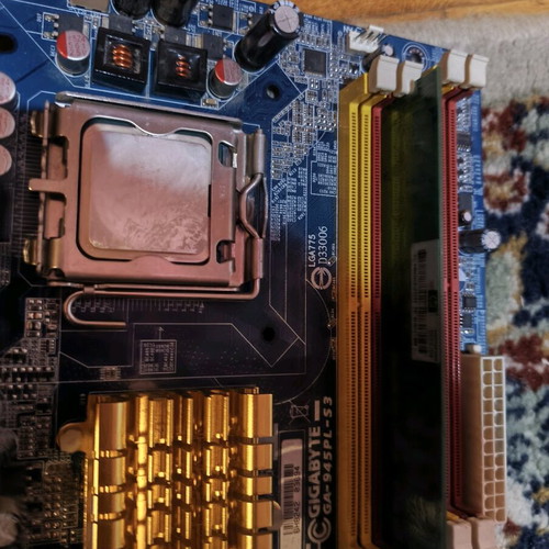 Motherboard with Intel Pentium Dual Core, 1GB RAM and stock cooler used