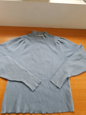 Stradivarius knitted sweater blue like new, thin