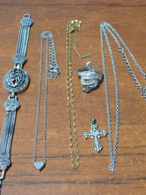 Lot of 6 women's jewelry pieces set like new