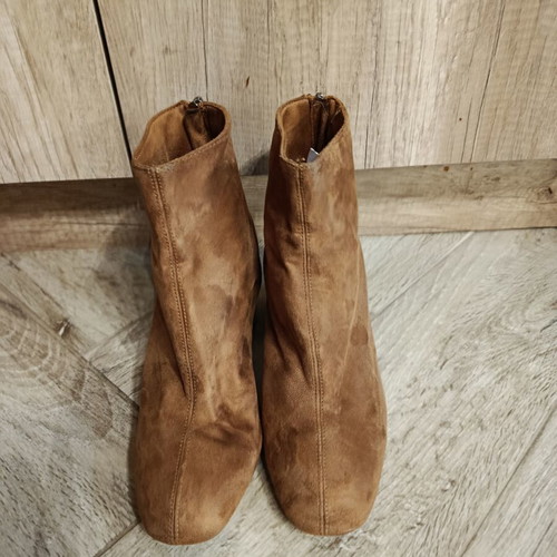 Brown suede ankle boots with block heel and back zipper