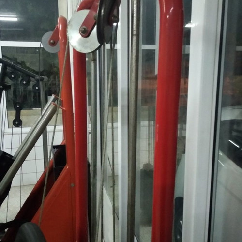 Adductor machine used, heavy-duty construction with pulley system