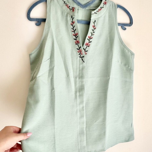Shein sleeveless blouse new with tags, floral print, size M