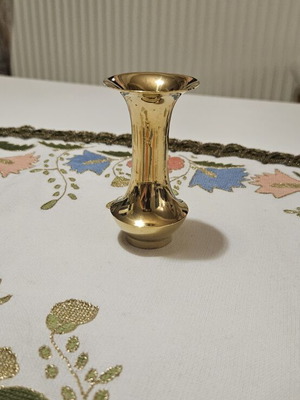 Mini brass candlestick for thin candles