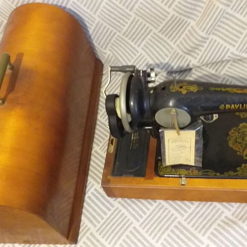 Pavlin sewing machine in excellent condition with wooden case