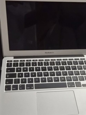 MacBook Air A1465 i5 4GB 128GB SSD used for repair or parts