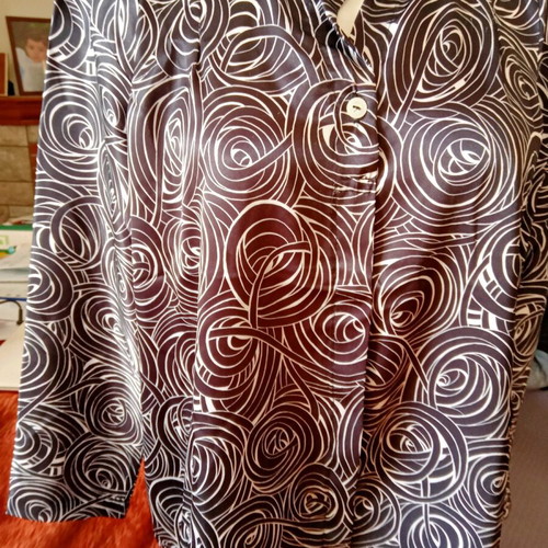 Satin blouse like new, black and white spiral pattern
