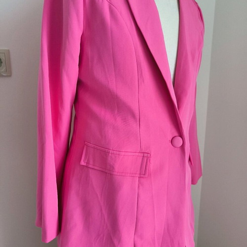 Women's fuchsia suit like new with button fastening