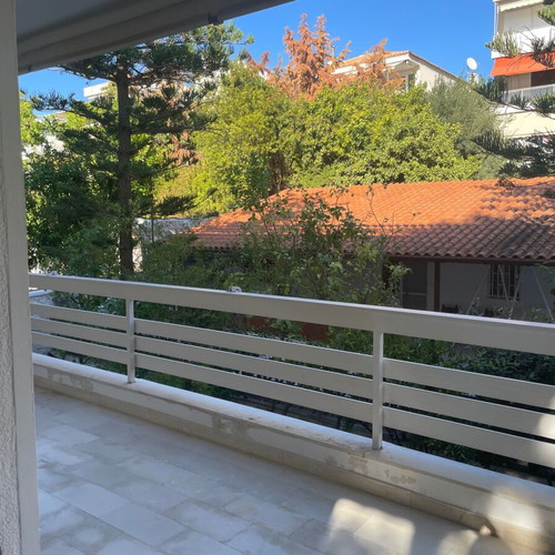 Διαμέρισμα με ανεμπόδιστη θέα στη παραλία «ΑΚΤΗ».