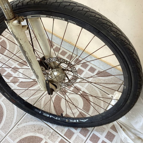 Mountain bike used with new tires and saddle, aluminum frame, disc brakes